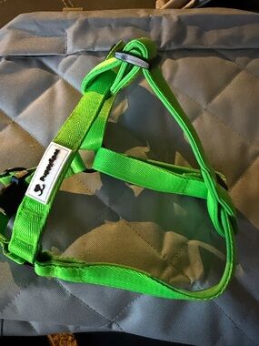 New Green Dog Harness with Reflective Tag. Too big for my puppy